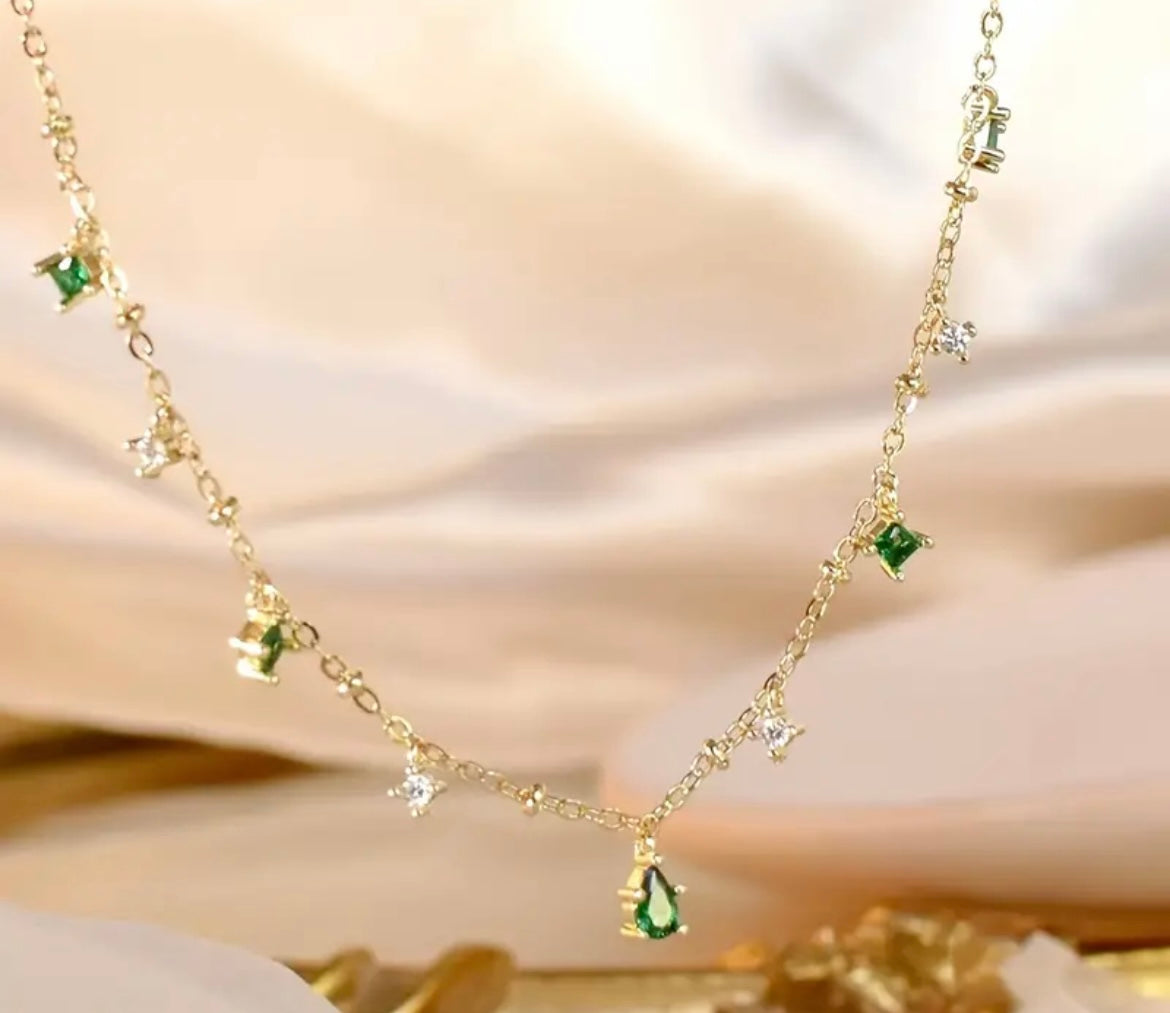 Vintage Elegant Clavicle Chain Necklace - Faux Emerald Water Drop Zirconia Tassel - Floral Pendant - essecoco